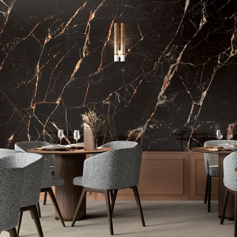 Carrelage effet marbre noir et doré pour un look moderne et design